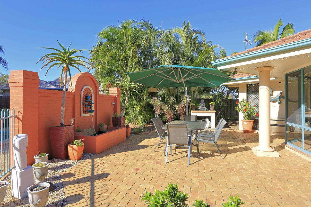 Golden Cane Bed & Breakfast Bargara Exterior photo